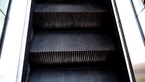 movimiento en la escalera mecánica.