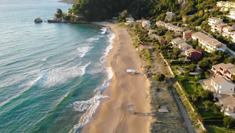 Vista-Aérea-De-La-Playa-Vacía-Con-Olas-Rompiendo-Al-Atardecer,-Cámara-Lenta,-60-Fps