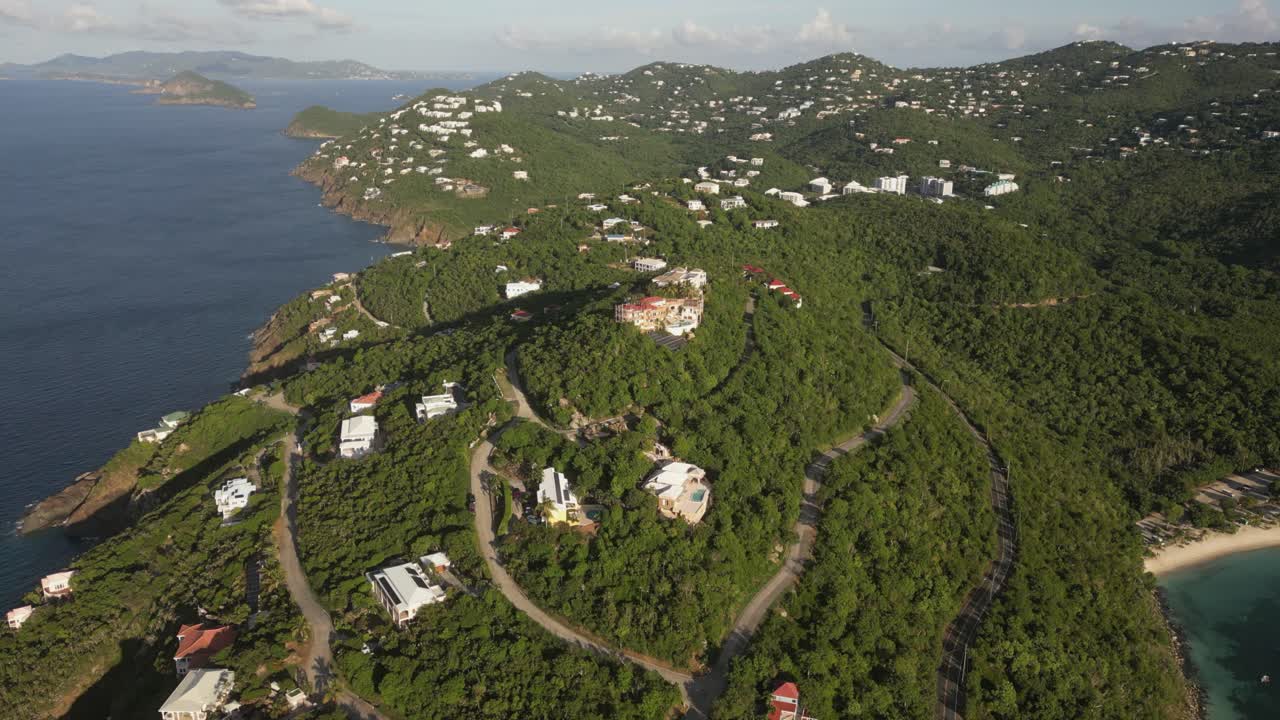 Enormi ville punteggiano le cime delle colline boschive sull'isola caraibica di St. Thomas.