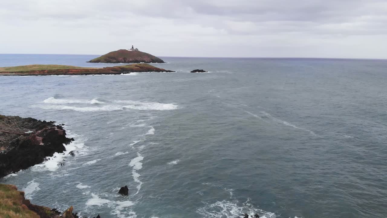 파란만장 한 바다 에서 바위 가 있는 절벽 의 공중 사진