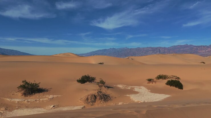 Deserto di dune di sabbia nel Parco Nazionale della Valle della Morte in Nevada e California, paesaggio naturale suggestivo