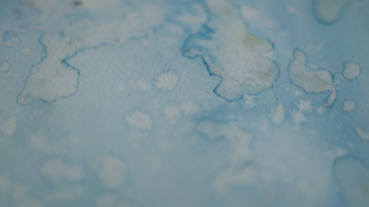 primer plano de pintura azul acuosa en el lienzo