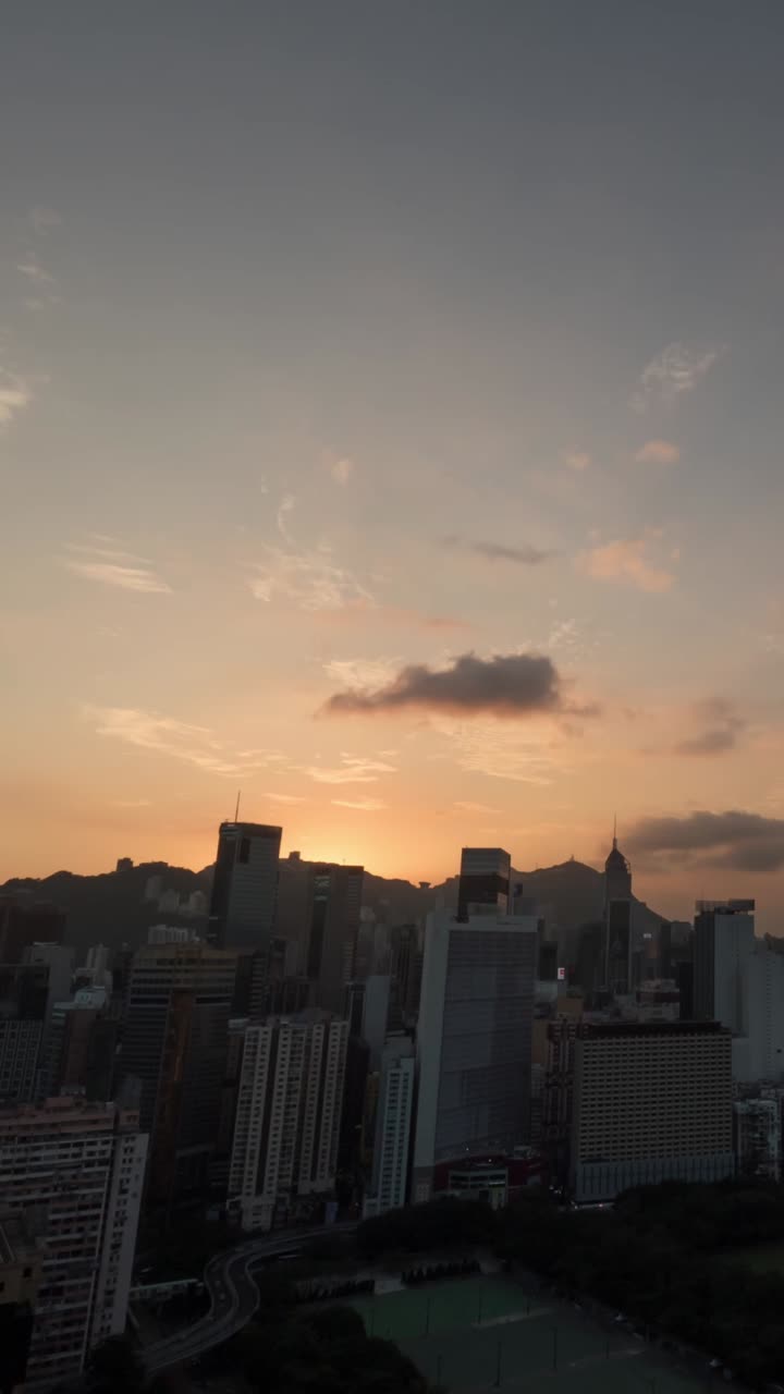 Lapso de tiempo de la dramática transición del horizonte urbano del atardecer a la noche