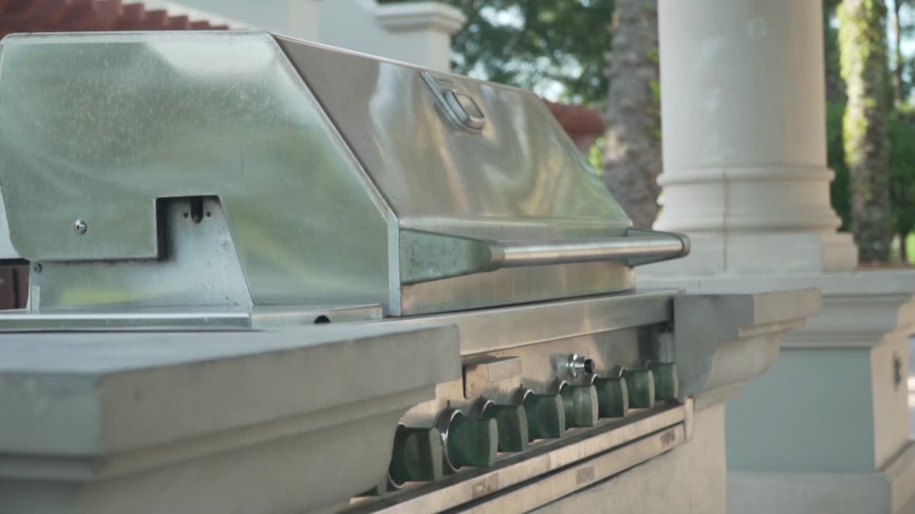 parrilla de gas de lujo en un cálido día de verano