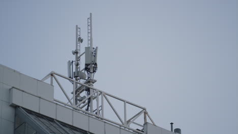 antena de comunicaciones en el techo del edificio. interferencia de alta frecuencia.