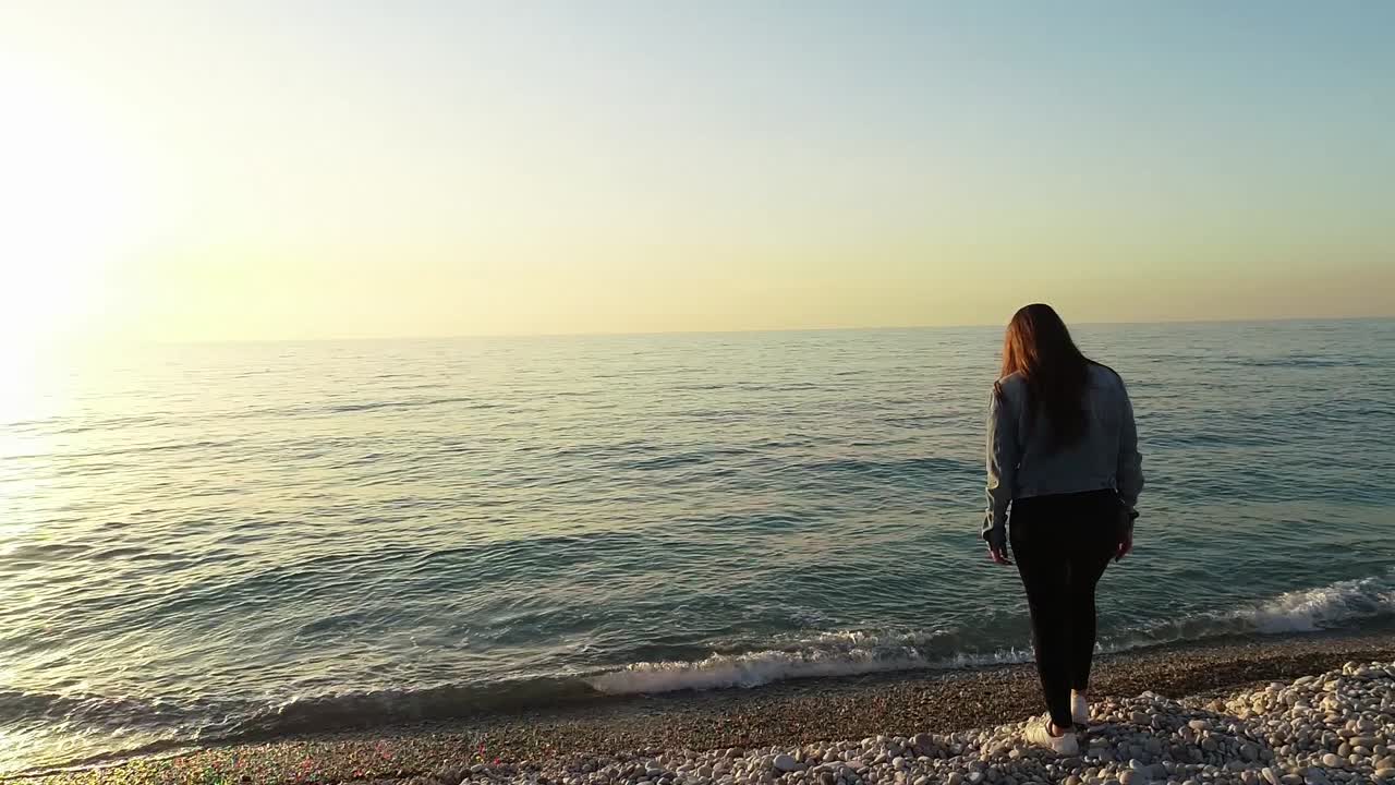 바위 해변, 카파라비다, 레바논, 회전하는 공중에서 바다와 밝은 하얀 태양을 바라보는 백인 여성