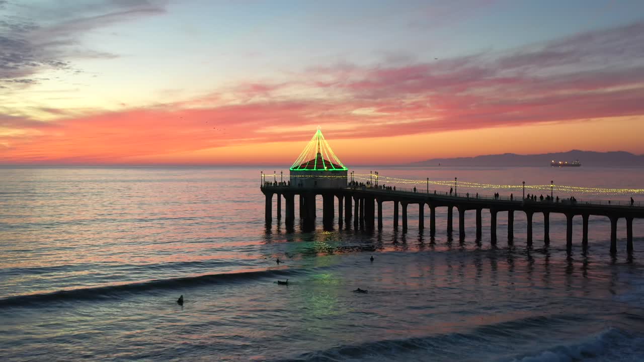 미국 캘리포니아 휴가 시즌 동안 밤에는 빛나는 불빛이 있는 맨해튼 해변 부두