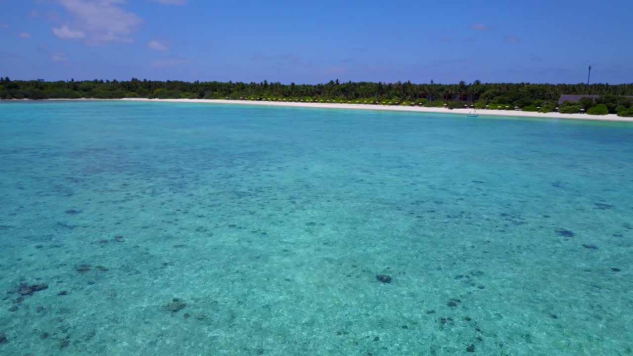 empuje aéreo suave y bajo cerca del agua cristalina del caribe hacia una hermosa isla tropical remota