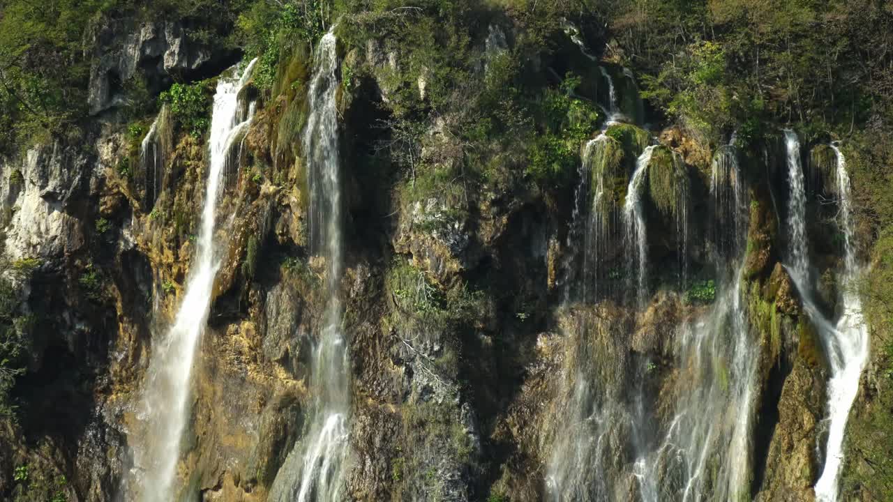 vista de las cascadas altas y delgadas de veliki slap en el parque nacional de los lagos de plitvice en croacia, europa