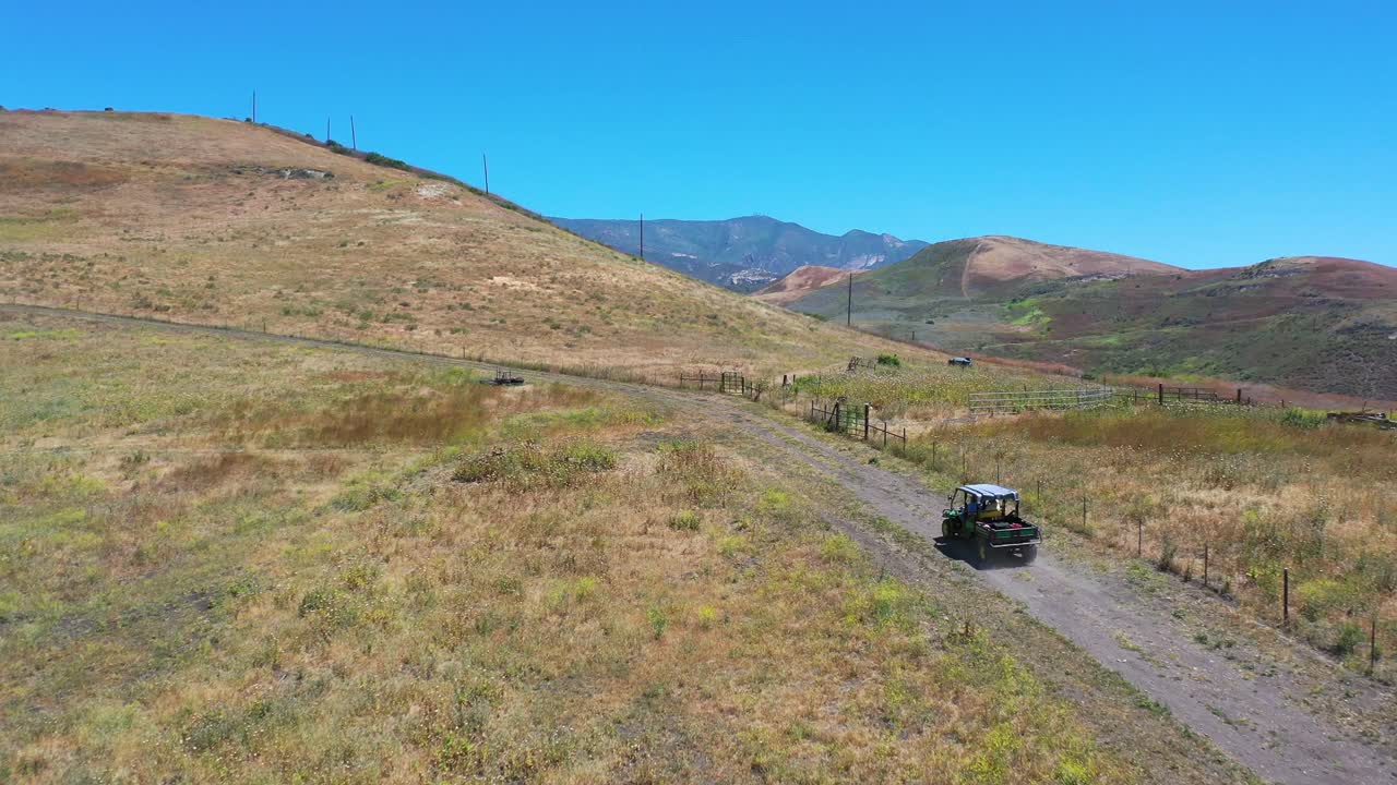 산타 바바라 캘리포니아 1 근처의 산타 이네즈 산맥에 있는 목장의 능선을 따라 공중 목장주가 atv를 운전합니다.