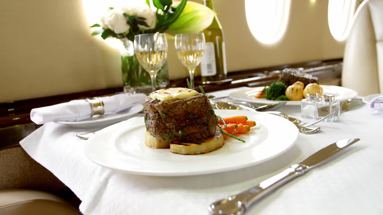 테이블에 제공되는 음식과 음료 4k