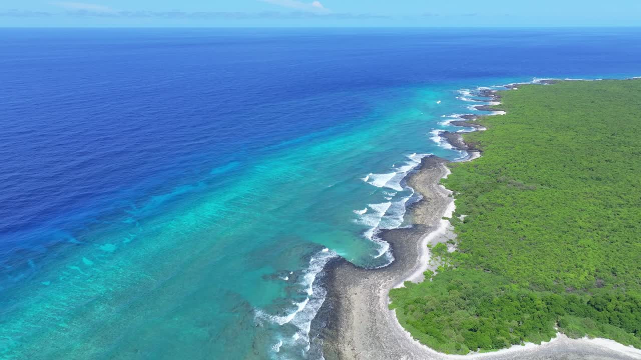 Comoros - Grande Comore - Lac Salé - tilt up view on the surrounding beaches