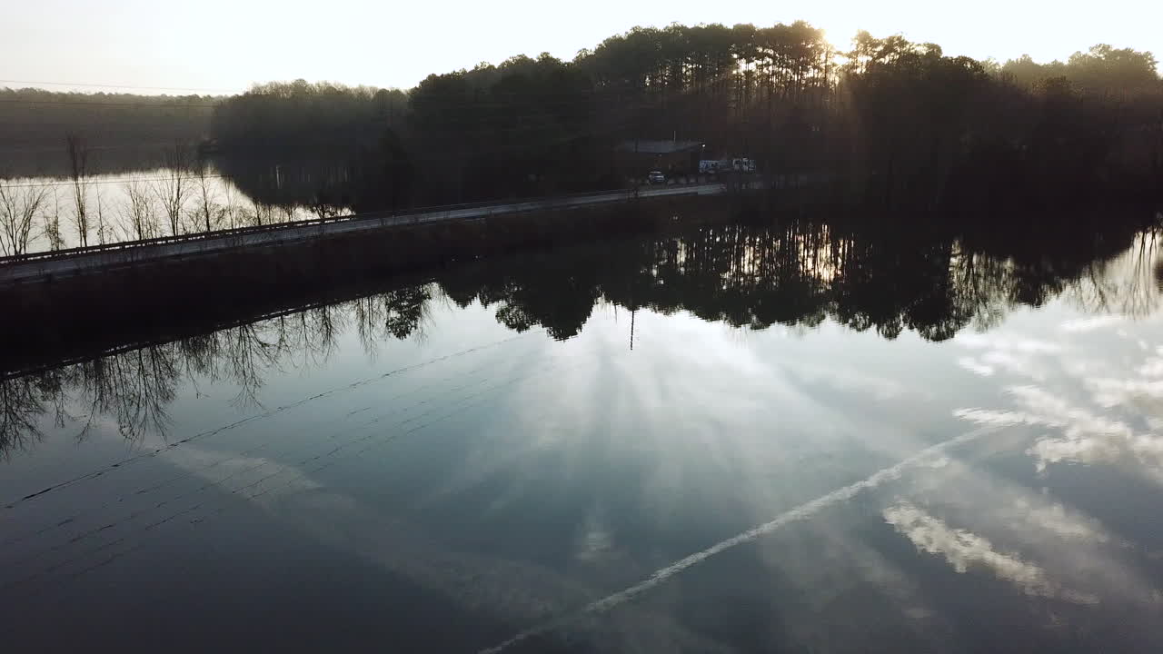조지 아주 햄튼의 클럽 호수 위로 일출이 밝힙니다.