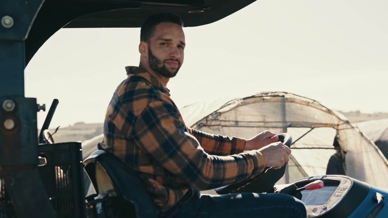 agricultor, retrato y tractor para la agricultura