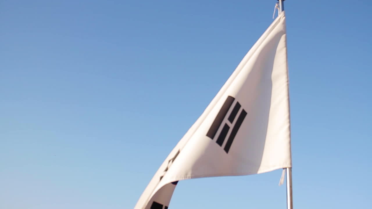 韓国のソウルで韓国国旗がなびく