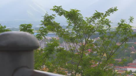 Casas-En-La-Montaña-Cubiertas-De-Niebla-Con-árboles