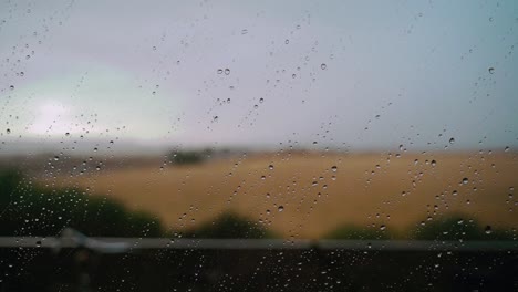 Gotas-De-Lluvia-En-La-Ventana-En-El-Campo