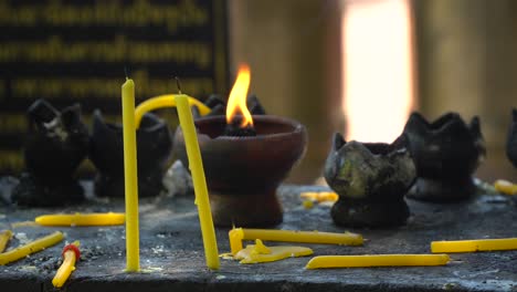 Velas-Encendidas-Dentro-Del-Templo-De-Phra-Singh-En-Chiang-Mai,-Tailandia