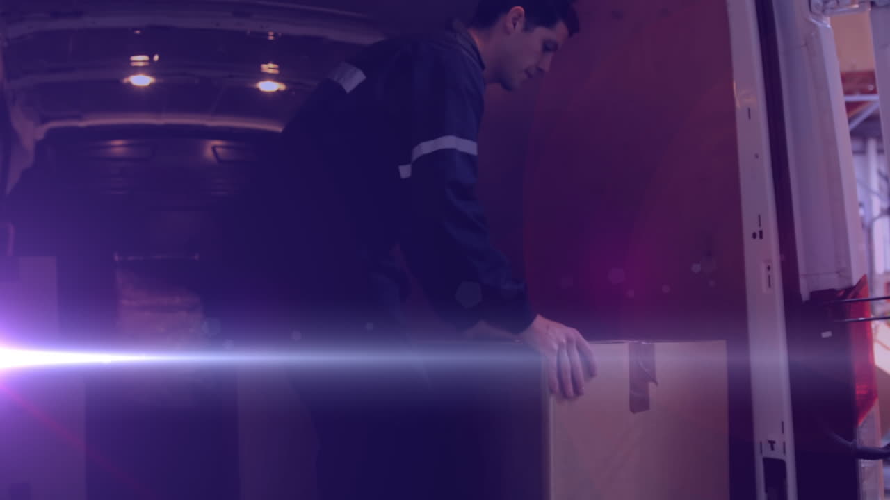 animación de luz brillante sobre hombres caucásicos entregando paquetes