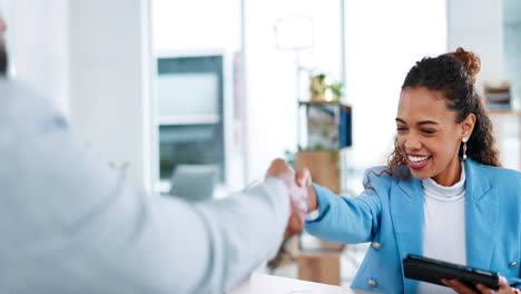 tableta, apretón de manos y bienvenida mujer de negocios
