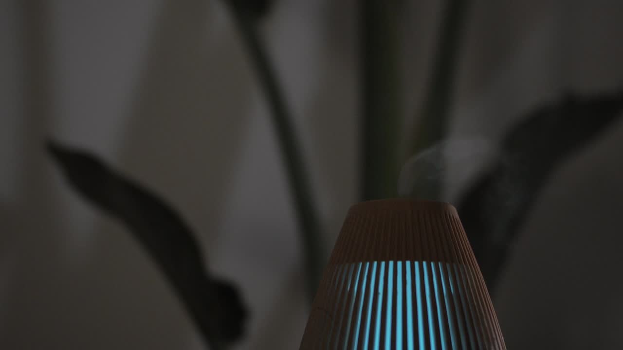 zeitlupe des aromaöldiffusors mit wechselnden farben