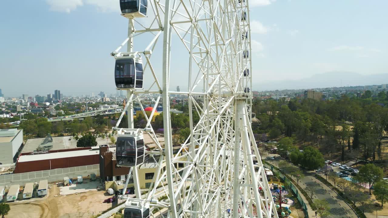 아스틀란 도시 공원 chapultepec 멕시코 시의 롤러코스터 근처의 공중 풍경