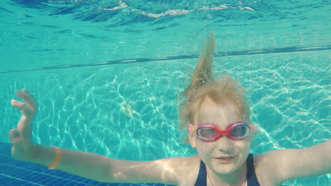 the girl dives in the pool learn to dive and have fun