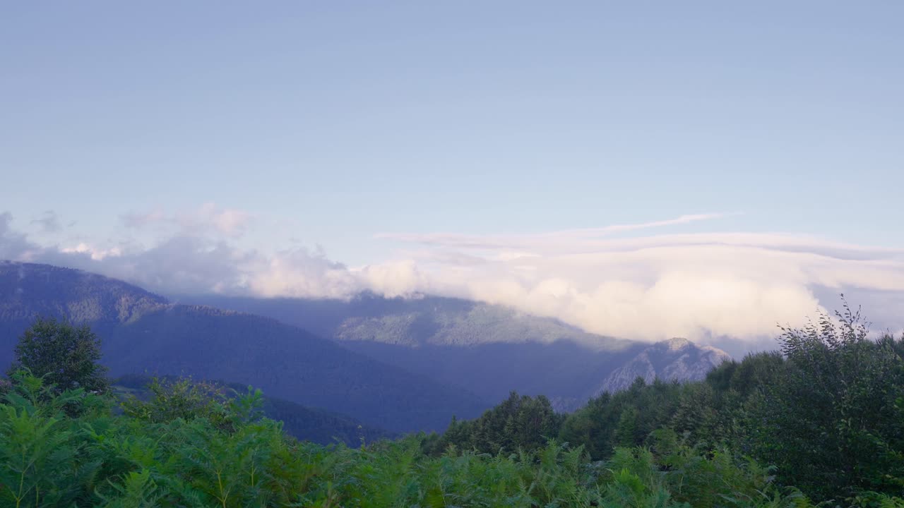 산 위의 구름. 산의 전망.