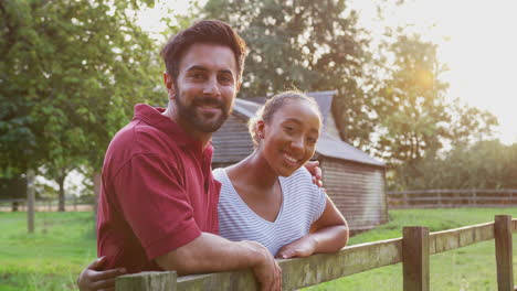 retrato de una pareja romántica tomando un descanso y descansando en la valla durante una caminata en el campo