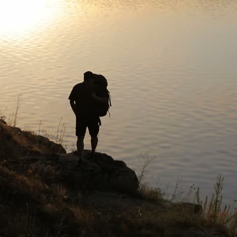 un excursionista caminando por la colina