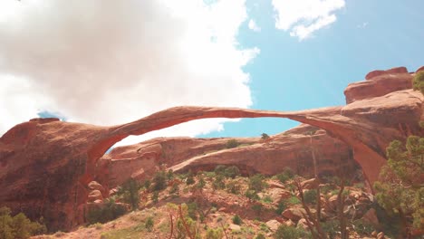 Tiro-Inclinado-Hacia-Abajo-Desde-El-Cielo-Hasta-El-Arco-Del-Paisaje-En-El-Parque-Nacional-Arches,-Utah