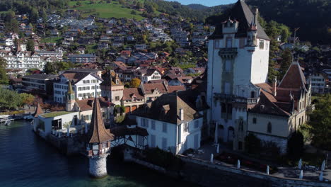 Fantástico-Primer-Plano-Aéreo-Del-Castillo-De-Oberhofen-En-Suiza,-En-Un-Día-Soleado