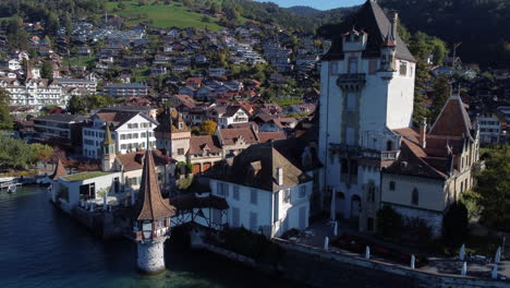 fantástico primer plano aéreo del castillo de oberhofen en suiza, en un día soleado