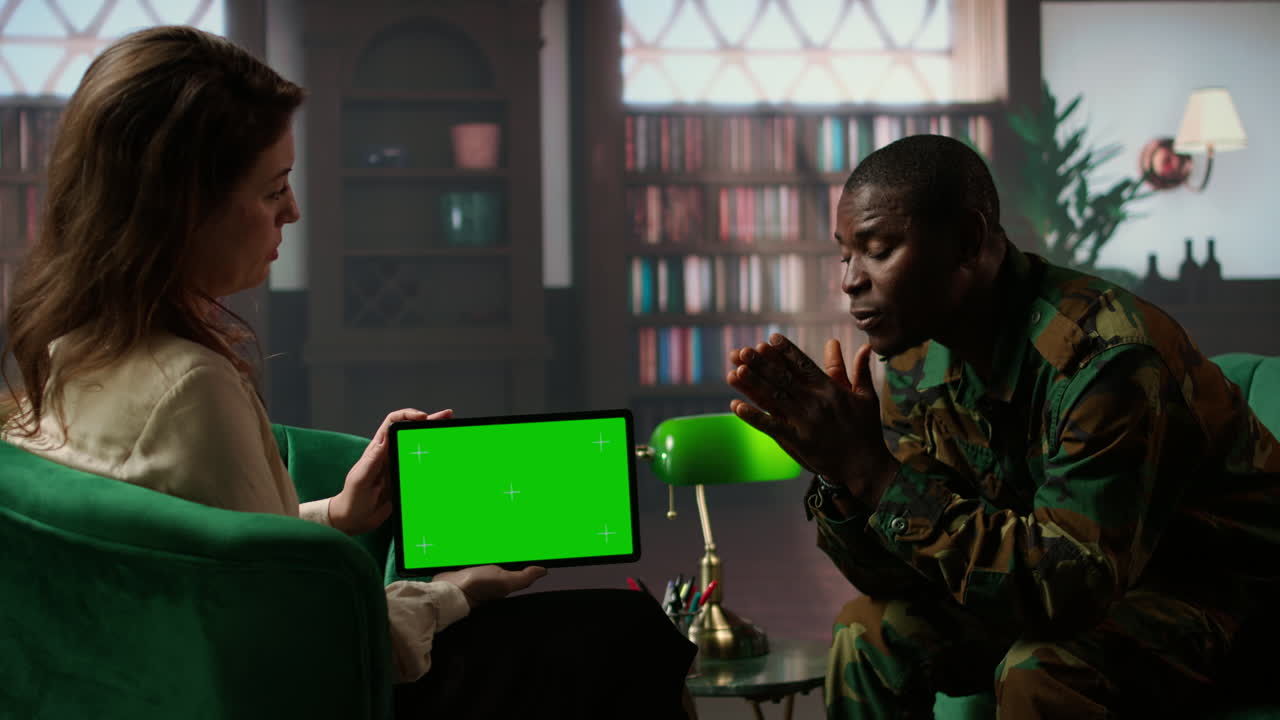 personal militar que enfrenta angustia relacionada con la guerra junto al espacio de copia