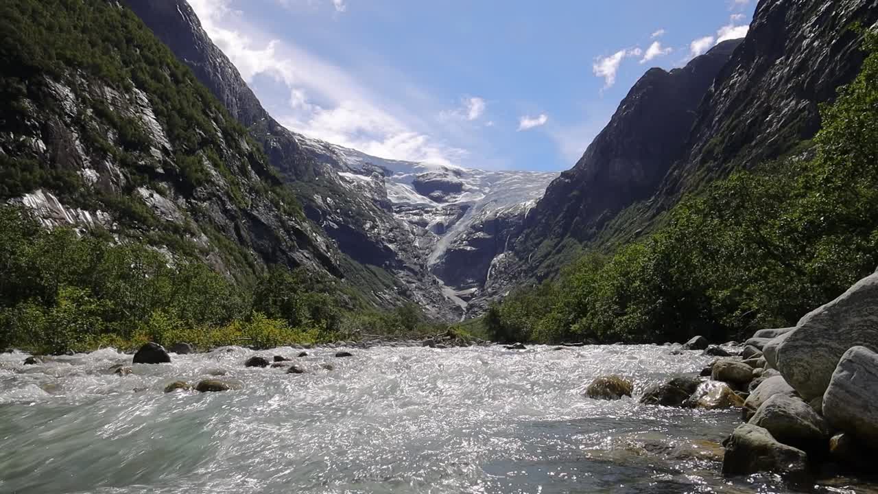 la hermosa naturaleza noruega del glaciar kjenndalsbreen.