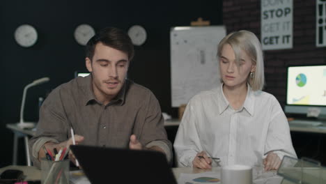 Business-man-and-woman-conflicting-at-workplace.-Nervous-team-discussing-project