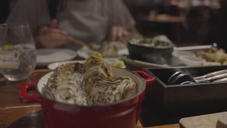 ostras en un elegante restaurante de mariscos con fondo borroso