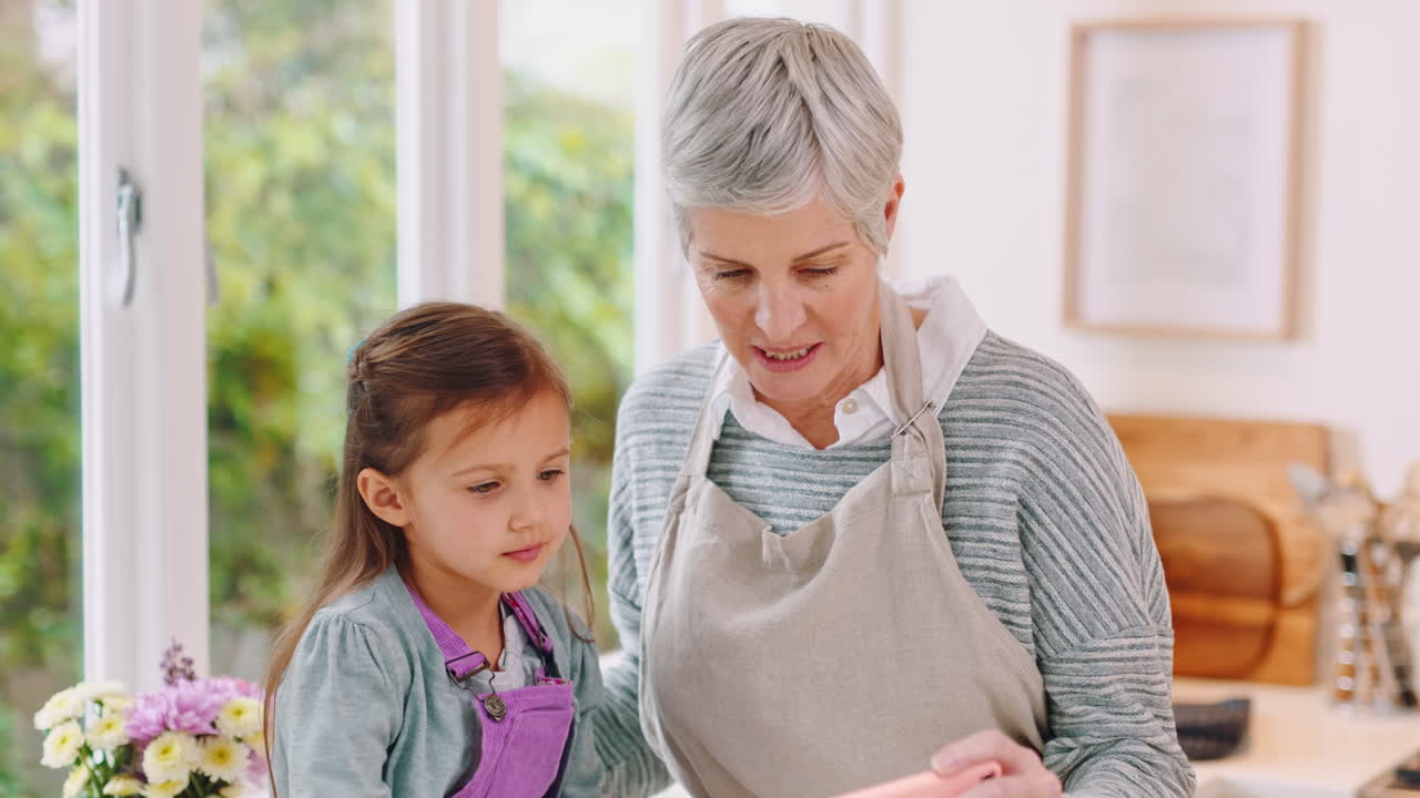 가족, 할머니와 소녀는 사랑으로 포옹합니다.