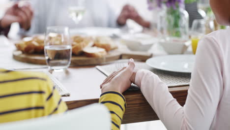 Eine-Familie-Spricht-Vor-Dem-Essen-Gnade