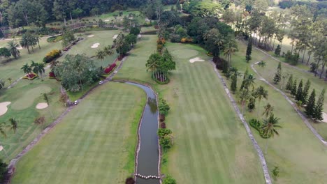 Grünes-Gras,-Das-Auf-Dem-Magelang-golfplatz-In-Wächst