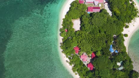 Volando-Sobre-La-Isla-Selingan-En-El-Parque-Nacional-De-Las-Islas-Tortuga