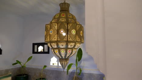 Beim-Schwenken-Des-Dollys-Kommt-Eine-Spektakuläre-Goldene-Lampe-Arabischen-Designs-Im-Inneren-Eines-Arabischen-Palastes-Zum-Vorschein