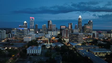 drohnenaufnahme der skyline von charlotte am morgen