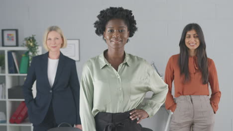 Retrato-De-Un-Equipo-De-Negocios-Multirracial-Femenino-Sonriente-De-Pie-En-La-Oficina