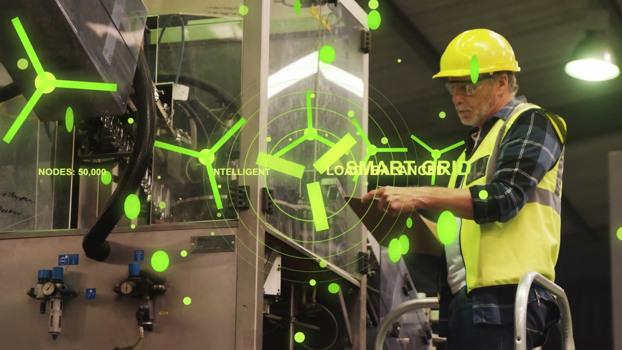 Tecnico senior su uno sgabello accanto a un armadio che tocca un tablet, avviando una sovrapposizione AR verde per verificare la smart grid.