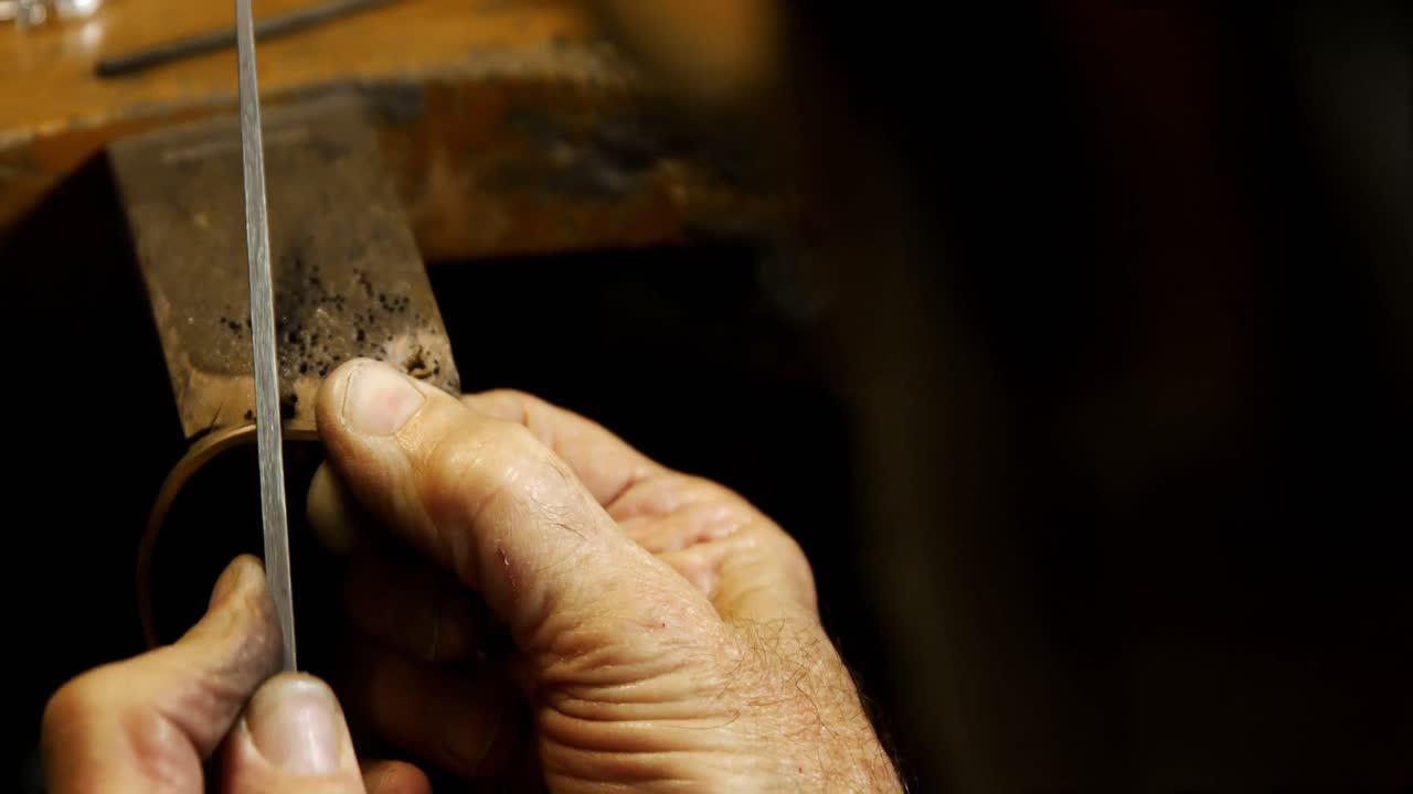 brazalete de corte de orfebre con sierra 4k