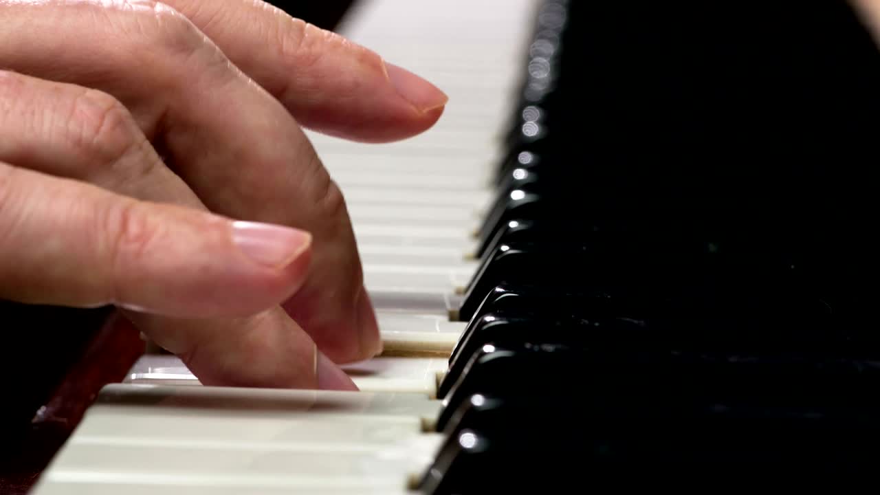 천천히 피아노 키를 만지고