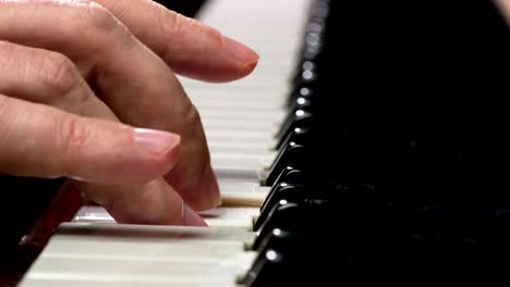 tocando lentamente las teclas del piano