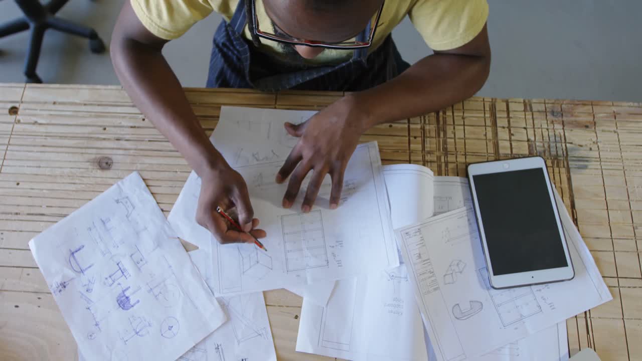 boceto de dibujo de carpintero en papel 4k