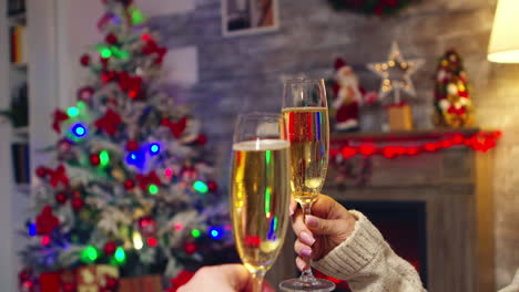 joven con champán espumoso celebrando la navidad